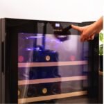 Cave à vin Bolero GrandSommelier 4850 Black Compressor, 48 bouteilles, avec système de refroidissement par compresseur pour une performance optimale. Température réglable et éclairage LED intérieur. – Image 6